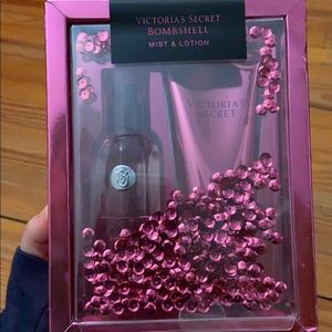 Victoria’s Secret bombshell must and lotion